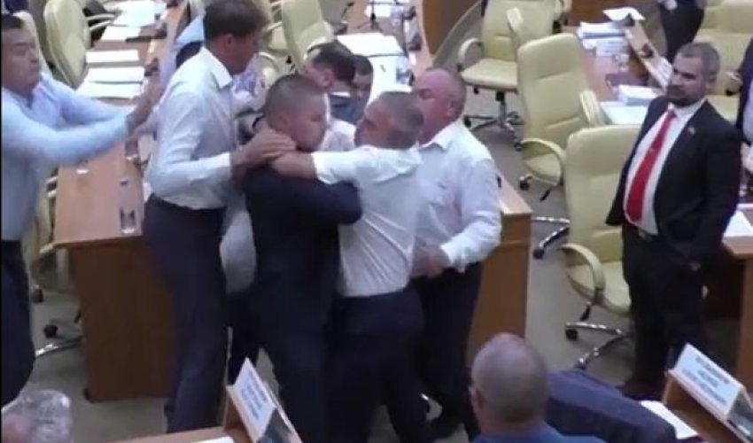 Rusiyada deputatlar yumruq davasına çıxdılar - VİDEO Rusiyada deputatlar yumruq davasına çıxdılar - VİDEO