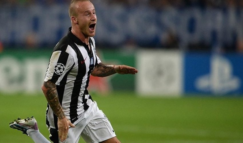 Məşhur futbolçuda COVİD-19 aşkarlanıb Məşhur futbolçuda COVİD-19 aşkarlanıb
