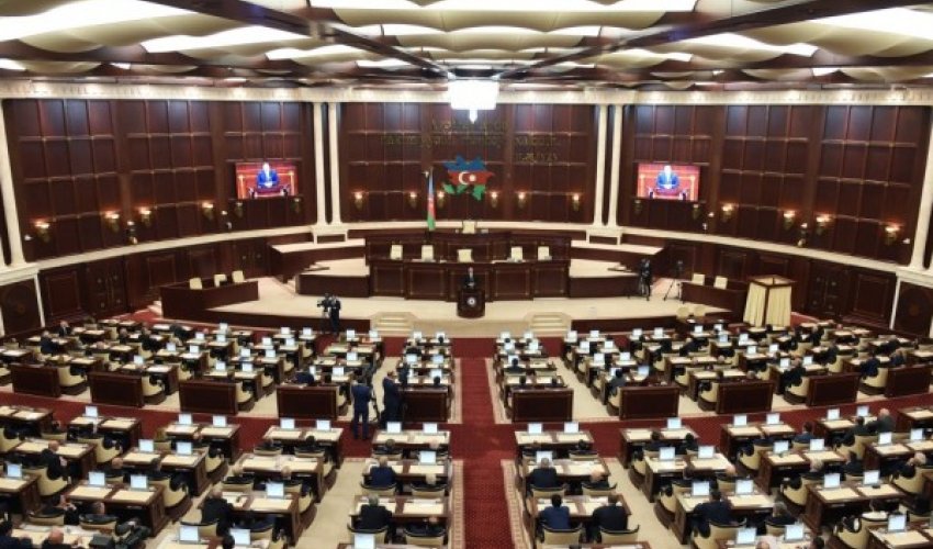Milli Məclisin növbədənkənar sessiyasının iclası başladı Milli Məclisin növbədənkənar sessiyasının iclası başladı