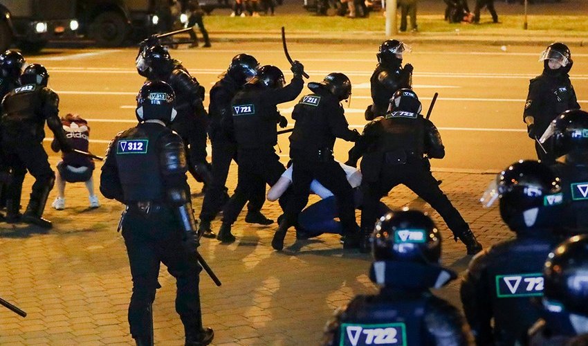 Üç gündə Belarusda jurnalistlərə qarşı 50-dən çox hücum olub Üç gündə Belarusda jurnalistlərə qarşı 50-dən çox hücum olub