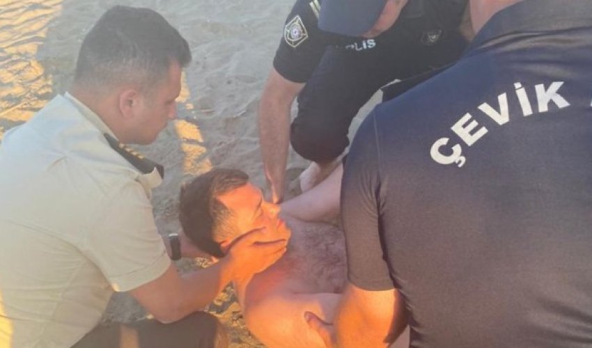 Dənizdə boğulan iki nəfəri polislər belə xilas etdi - FOTO