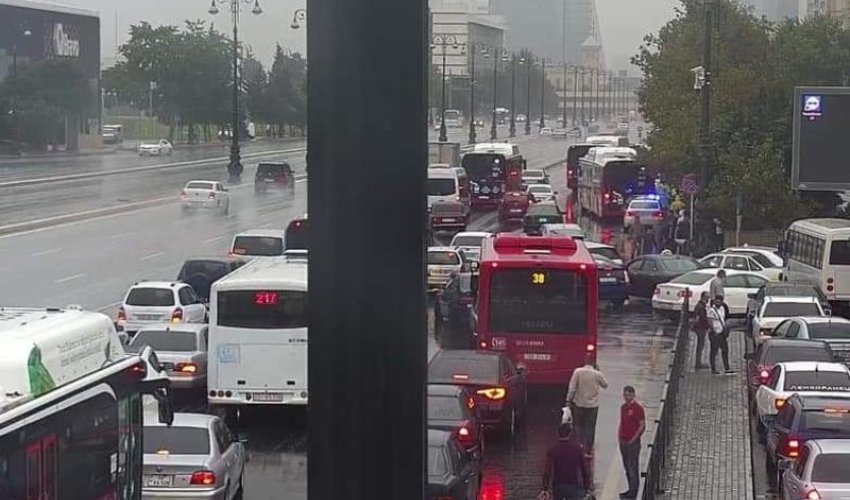 Bakıda bu prospektdə qəza baş verdi, yollarda tıxac yarandı - FOTO Bakıda bu prospektdə qəza baş verdi, yollarda tıxac yarandı - FOTO