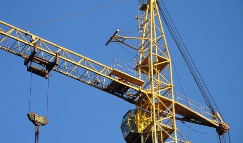 Bakıda kran doqquzmərtəbəli yaşayış binasının üzərinə aşdı Bakıda kran doqquzmərtəbəli yaşayış binasının üzərinə aşdı