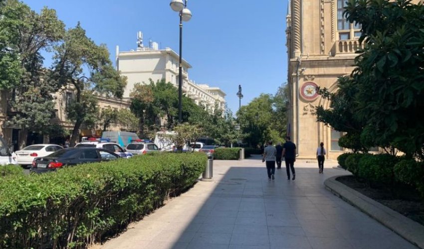 Polis və hərbi maşınlar AMEA Rəyasət Heyəti binasını dövriyyəyə aldı — FOTOLAR