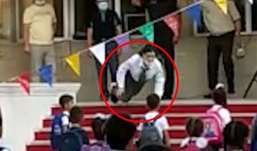 Məktəbdə himn zamanı huşunu itirib yıxıldı - VİDEO Məktəbdə himn zamanı huşunu itirib yıxıldı - VİDEO