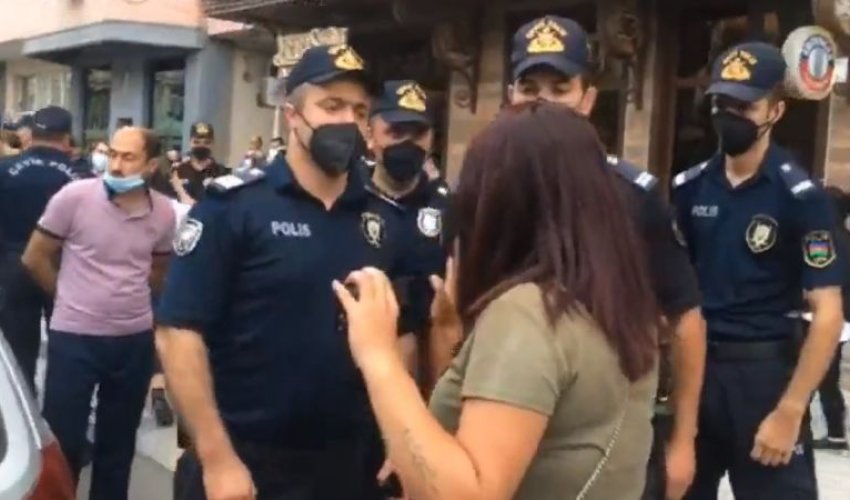 Полиция задержала трех участниц акции в защиту Тофига Ягублу Полиция задержала трех участниц акции в защиту Тофига Ягублу