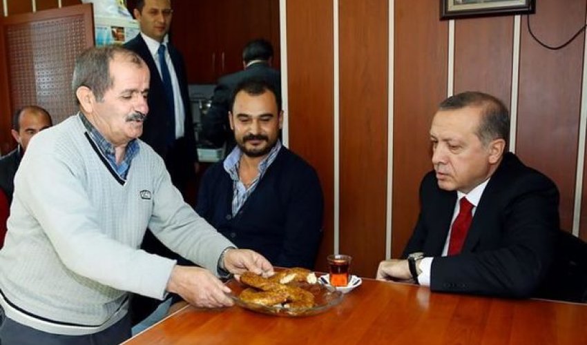 Ərdoğan ona təqdim olunan bibər mürəbbəsini dadmaqdan imtina etdi Ərdoğan ona təqdim olunan bibər mürəbbəsini dadmaqdan imtina etdi