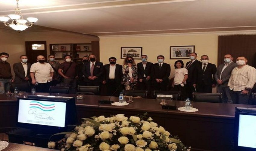 Prezidentin köməkçisi bloqerlərlə görüşdü Prezidentin köməkçisi bloqerlərlə görüşdü