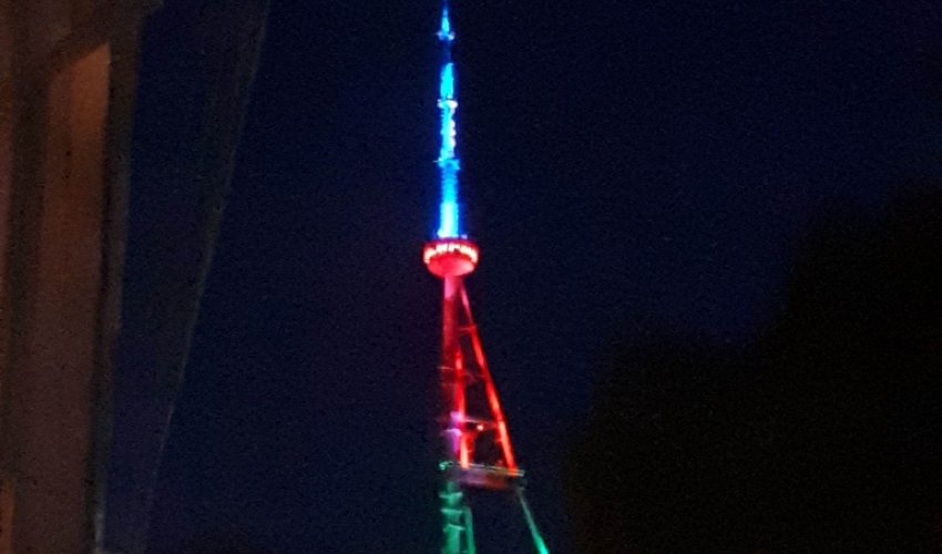 Tbilisidəki televiziya qülləsi Azərbaycan bayrağının rəngində
