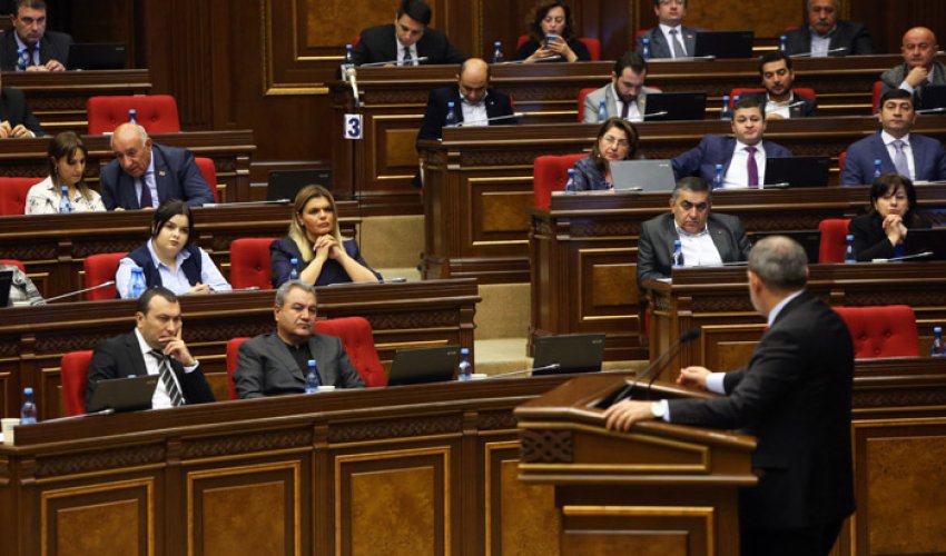 Парламент Армении отказался отменить военное положение в стране Парламент Армении отказался отменить военное положение в стране