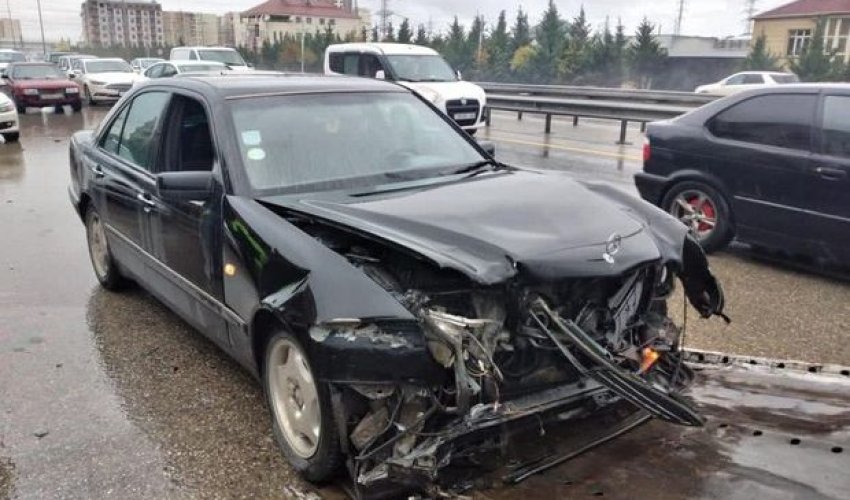 Bakı-Quba yolunda sürücü idarəetməni itirərək qəza törətdi - FOTO Bakı-Quba yolunda sürücü idarəetməni itirərək qəza törətdi - FOTO