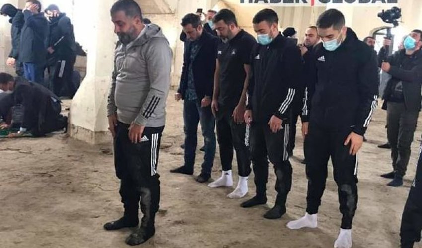 “Qarabağ” futbol klubunun üzvləri Ağdamın Cümə məscidində namaz qılıb - FOTO “Qarabağ” futbol klubunun üzvləri Ağdamın Cümə məscidində namaz qılıb - FOTO