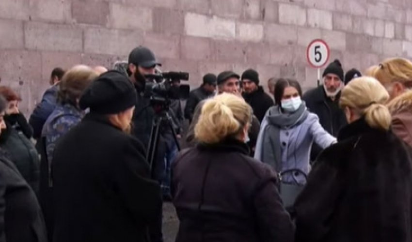 Отец пропавшего армянского солдата набросился на представителя минобороны
