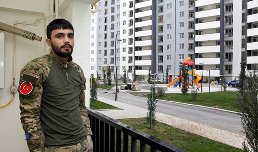 Vaqonda yaşayan qazimizə yeni evinin açarları verildi - Fotolar Vaqonda yaşayan qazimizə yeni evinin açarları verildi - Fotolar