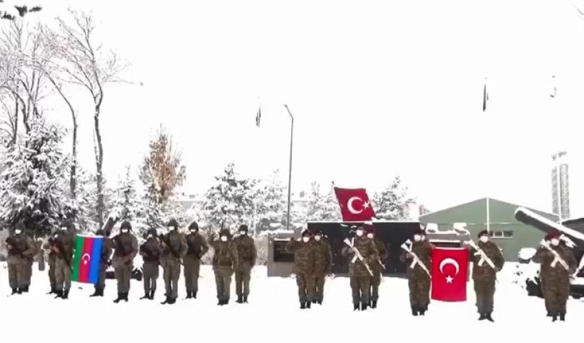 Hərbçilərimiz təlimlərin keçiriləcəyi Qarsda - VİDEO Hərbçilərimiz təlimlərin keçiriləcəyi Qarsda - VİDEO