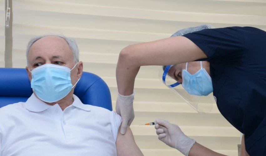 Министр здравоохранения Огтай Ширалиев прошел вакцинацию Министр здравоохранения Огтай Ширалиев прошел вакцинацию