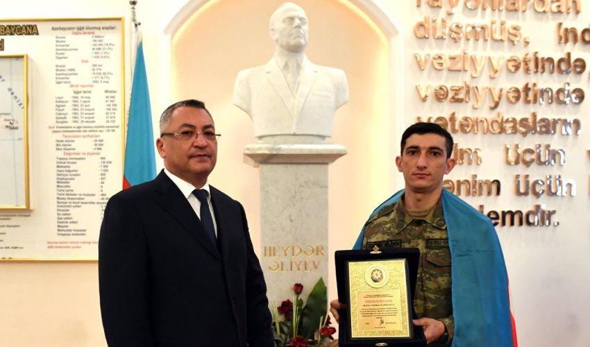 Rövşən Rzayev müharibədə iştirak edən əməkdaşlarla görüşüb - VİDEO Rövşən Rzayev müharibədə iştirak edən əməkdaşlarla görüşüb - VİDEO