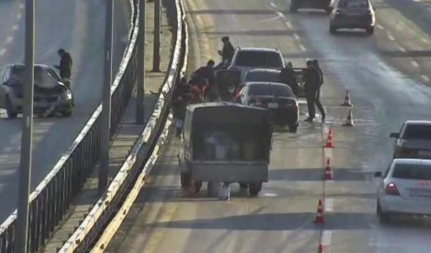 Гололед привел к цепной аварии в Баку 