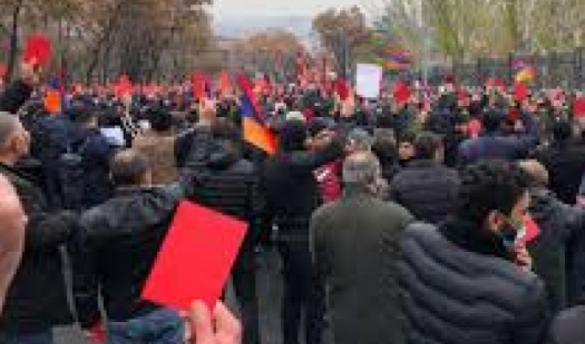 Протесты перед парламентом Армении Протесты перед парламентом Армении
