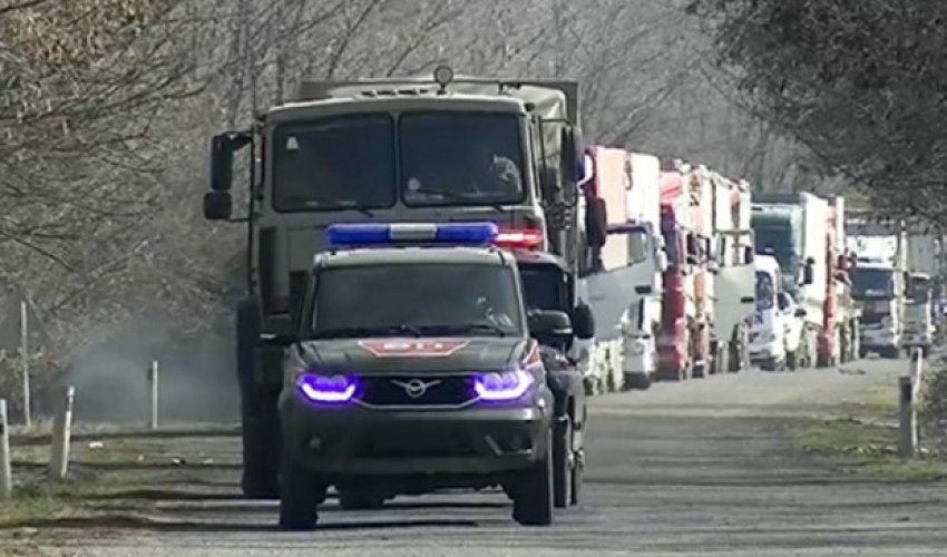 Sülhməramlılar Şuşaya gedən avtomobil karvanını müşayiət etdi - VİDEO Sülhməramlılar Şuşaya gedən avtomobil karvanını müşayiət etdi - VİDEO