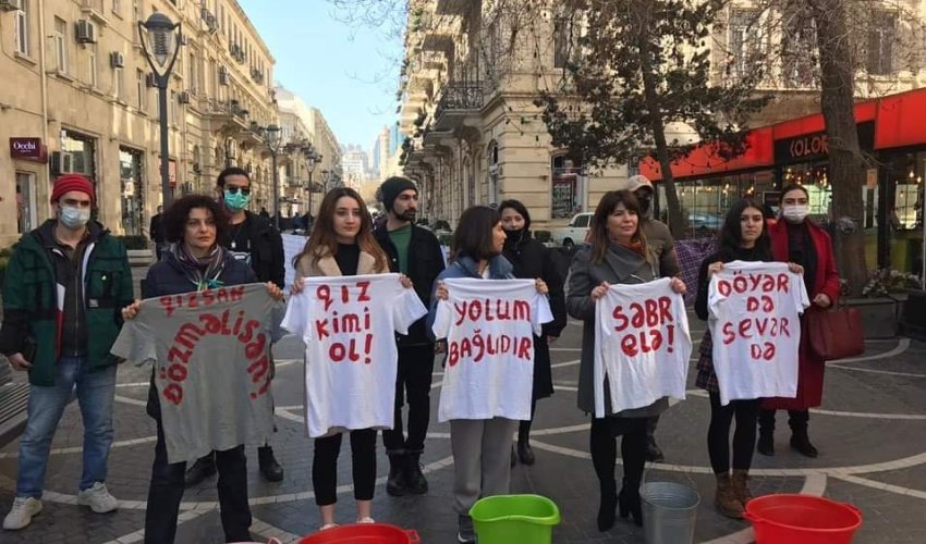 Bakının mərkəzində qadınlara dəstək performansı nümayiş olunub - FOTO