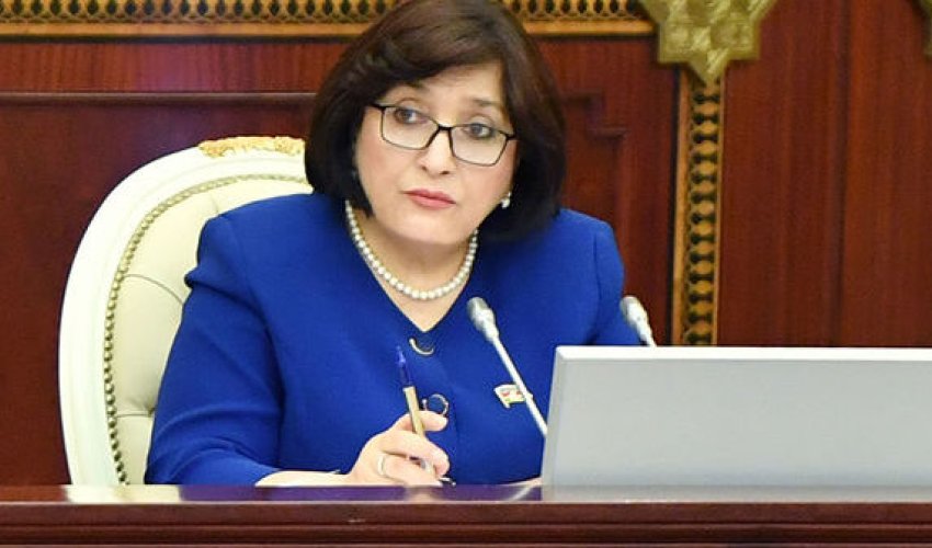Spiker deputatlara irad tutdu: “İclasa girəndə telefonlarınızı söndürün” Spiker deputatlara irad tutdu: “İclasa girəndə telefonlarınızı söndürün”