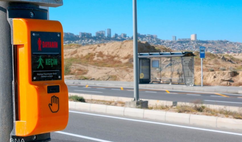 Bakıda cib tipli dayanacaqlar və nizamlanan piyada keçidi təşkil edilib Bakıda cib tipli dayanacaqlar və nizamlanan piyada keçidi təşkil edilib