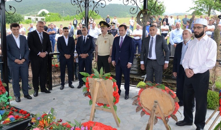 Şəhidin ad günü məzarı yanında qeyd olunub