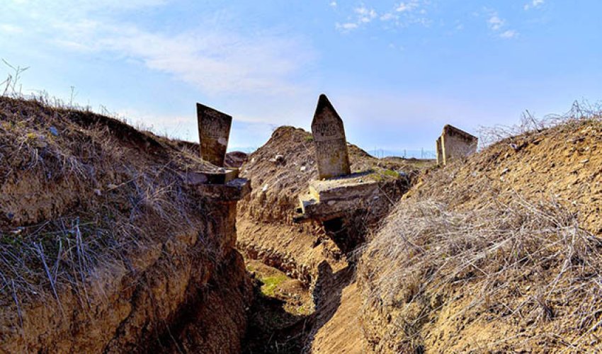 Ermənilər iki bacının qəbrinin arasından səngər qazıblar - Foto Ermənilər iki bacının qəbrinin arasından səngər qazıblar - Foto