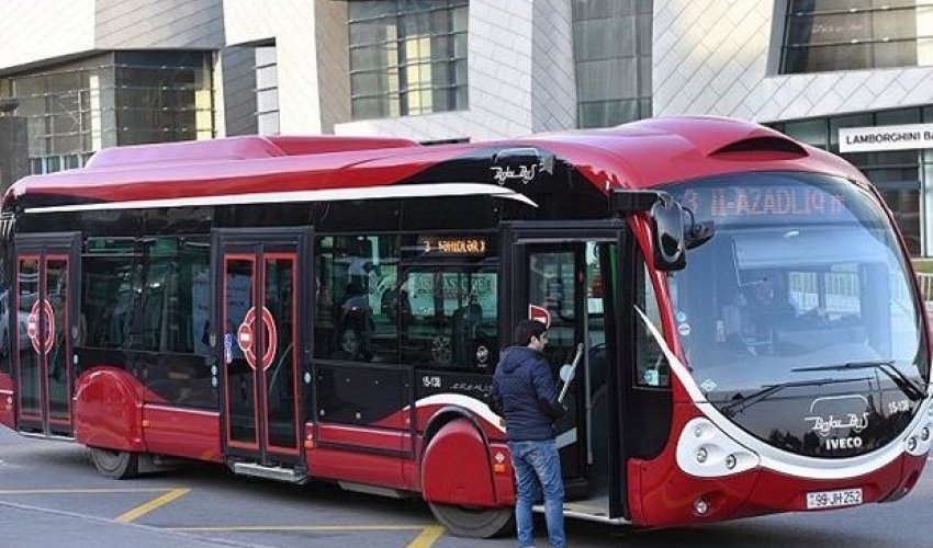 Qəza törədən BNA-nın avtobusu hadisə yerindən qaçdı – VİDEO