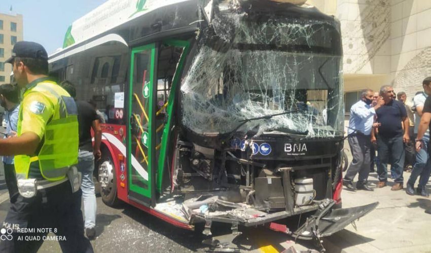 “BakuBus”un avtobusu ağır qəzaya düşdü - FOTO