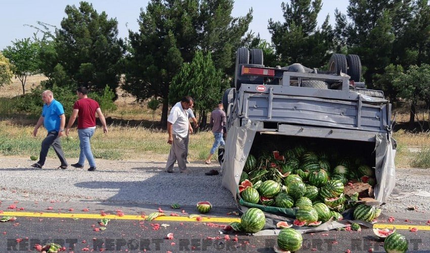 Yük daşıyan maşınlar toqquşdu, qarpızlar yola dağıldı