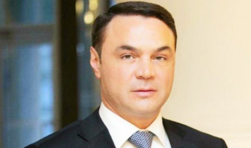 Deputat polisdən hamının qarşısında üzr tələb edibmiş Deputat polisdən hamının qarşısında üzr tələb edibmiş