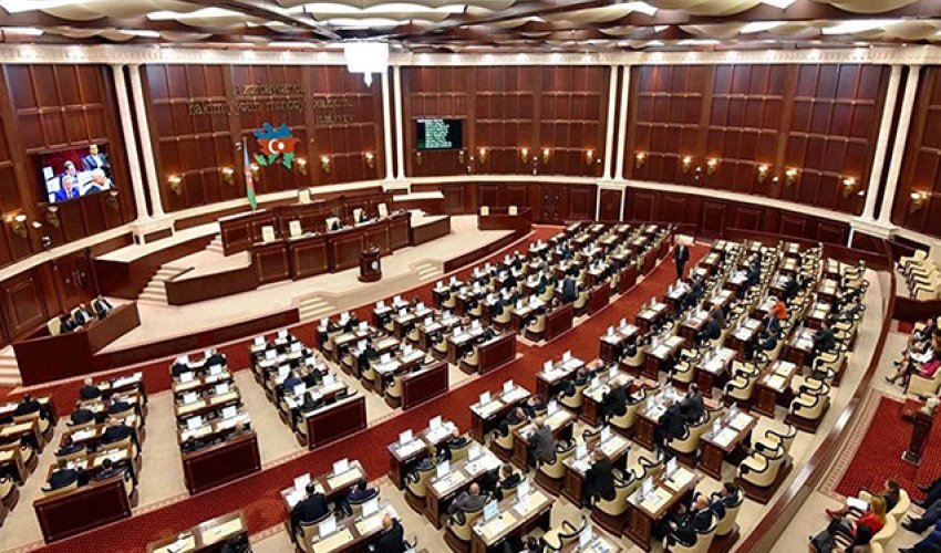 Milli Məclis polisi döyən deputata görə növbədənkənar toplanır