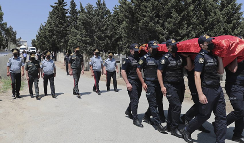 Vilayət Eyvazov vəfat edən polislə vida mərasimində - FOTO