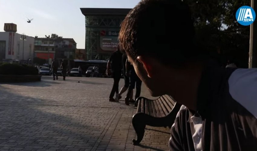 Bu qazi günlərdir parkda yatır-VİDEO Bu qazi günlərdir parkda yatır-VİDEO