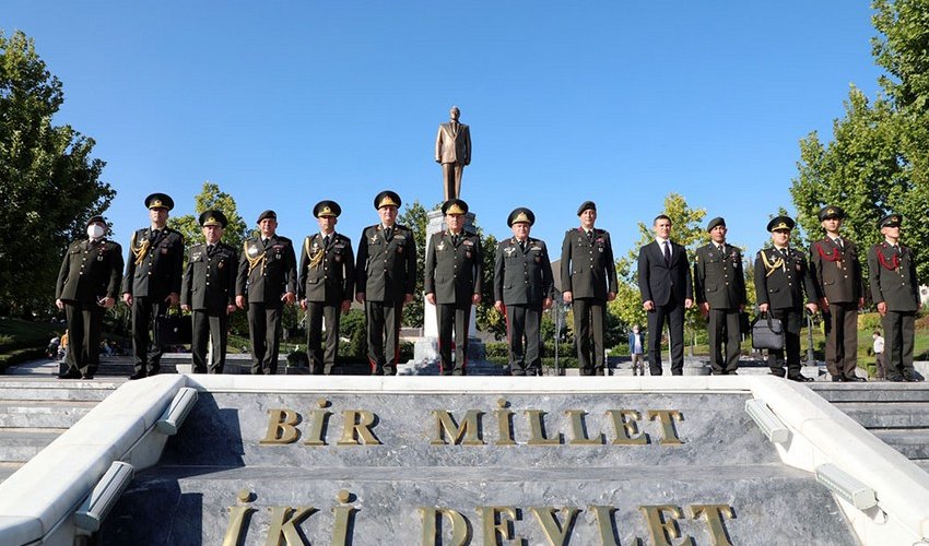 Chief of Azerbaijani Army General Staff visits Heydar Aliyev Park in Ankara