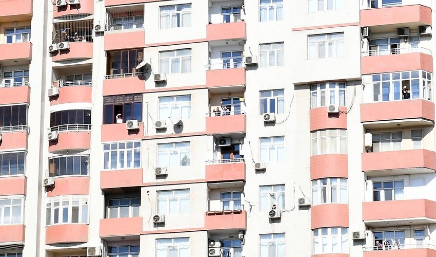 Жители Баку поприветствовали с балконов президента и первую леди Жители Баку поприветствовали с балконов президента и первую леди