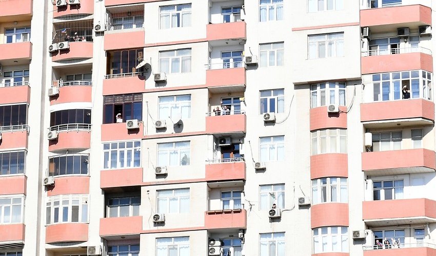 Baku residents greet Azerbaijani President, First Lady from balconies