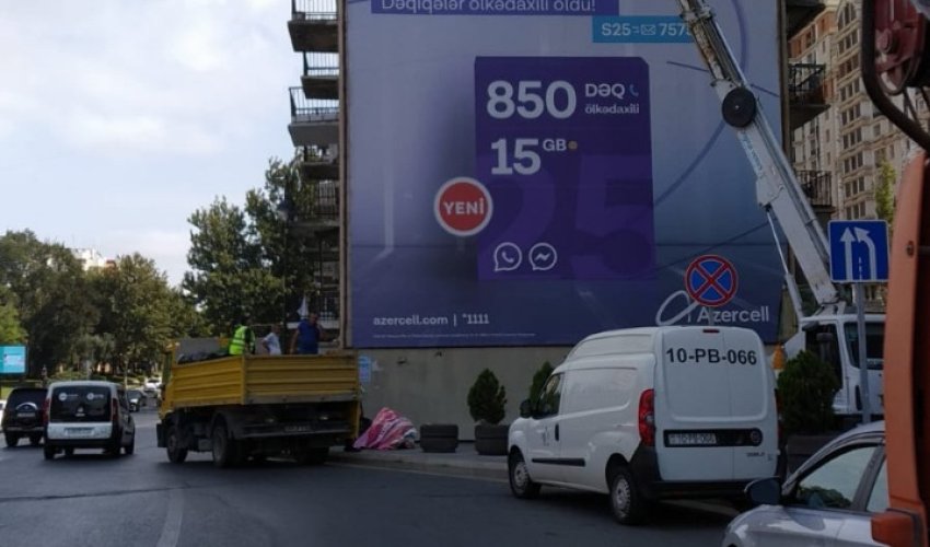 Bakı şəhəri icra hakimiyyəti reklam afişalarını sökür-FOTOLAR