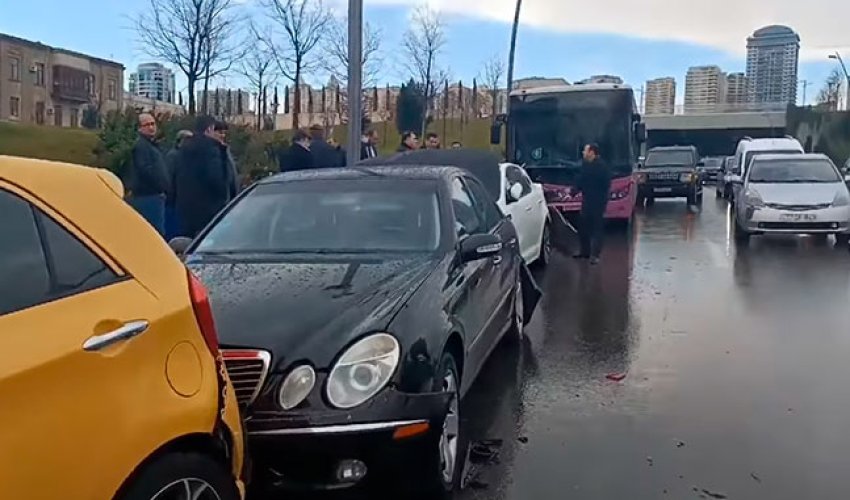 Bakıda avtobus maşınlara çırpıldı - Video