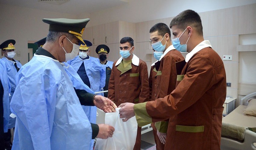 Zakir Həsənov hərbi hospitalı ziyarət edib