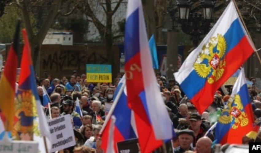 Almaniyada həm Rusiya, həm də Ukrayna tərəfdarları yürüş keçirib