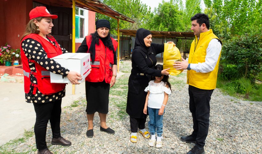 Yelo Bank bayram ərəfəsində şəhid ailələrini ziyarət etdi- FOTOLAR