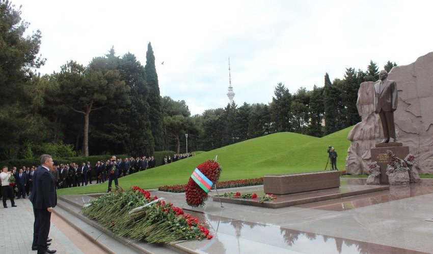 Ambassador of Ukraine honors memory of Azerbaijan's national leader