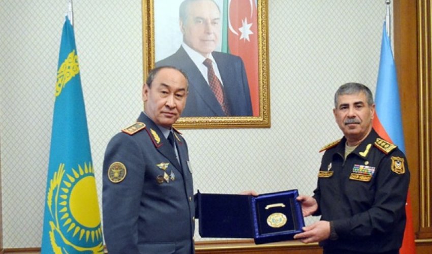 Zakir Həsənov qazaxıstanlı generalla görüşdü