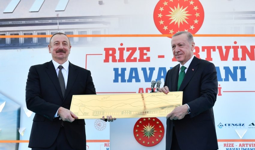 Ərdoğandan İlham Əliyevə hədiyyə - Video Ərdoğandan İlham Əliyevə hədiyyə - Video