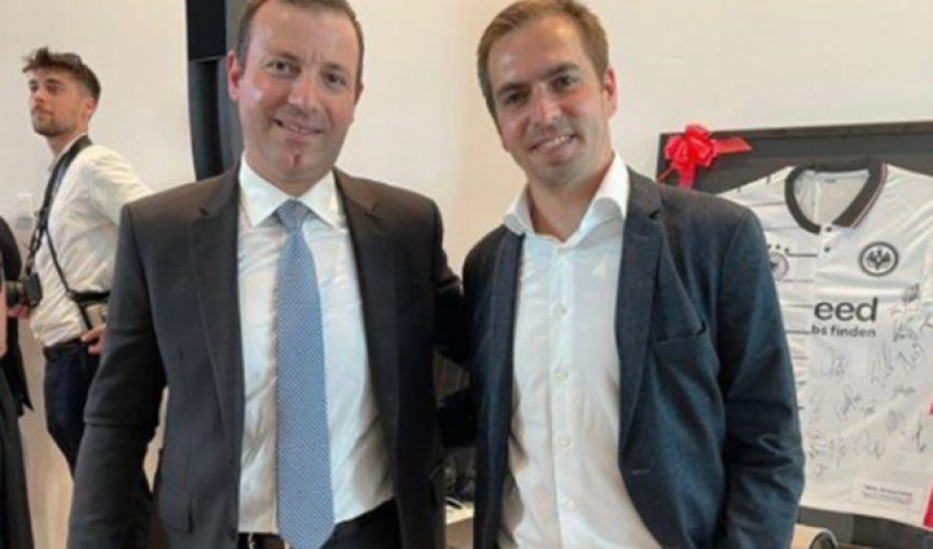 Elxan Məmmədov əfsanəvi futbolçu ilə görüşdü Elxan Məmmədov əfsanəvi futbolçu ilə görüşdü