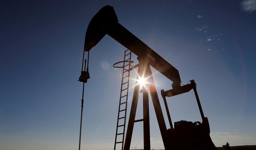 World oil prices slightly decrease