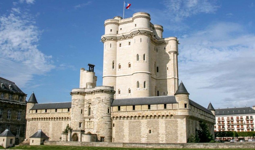 France bans Russian citizens from visiting historical castle France bans Russian citizens from visiting historical castle